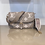 LV 斑鳩灰壓紋Diane金釦下蓋肩斜背包