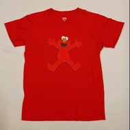 [二手] UNIQLO 優衣褲 童裝 男童裝 KIDS 紅色 短袖 T恤 KAWS 聯名 芝麻街 Elmo 艾蒙 上衣 #23旋轉生日慶