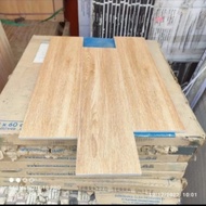 granit/keramik motif kayu15x60 natural wood met