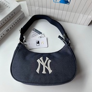 กระเป๋า mlb ทรง hobo โค้ง ผ้ายีนส์ ตัวสายปรับได้  ขนาด 9 นิ้ว Outlet 💯% ถูกกว่าช๊อปค่ะ