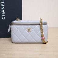 CHANEL 22B長盒子化妝包帶鏡子16灰色羊皮鐳射標金扣寶石鏈條肩帶肩背包