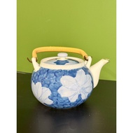 ((Second-Hand) Hasami-Yaki Porcelain Teapot Medieval Consignment Store