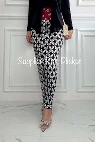 Rok plisket batik wiru motif Kawung putih hitam