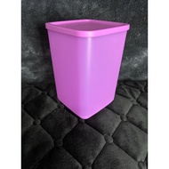 Tall summer fun 2.2 liters tupperware/