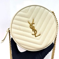 Saint Laurent YSL 經典白色 V 紋斜背圓餅包  610436