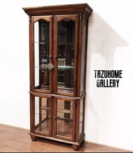 小店推介：超靚又實用優雅的美式古典三面玻璃高身展示櫃，酒櫃，装飾櫃
實木打造，外型高貴典雅，充滿質感，三面玻璃設計，附設射燈 ，通透又美觀
只有一件
93x38.5x204cm