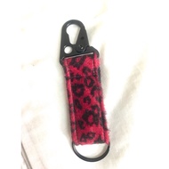 carbiner - leopard print red