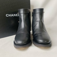 CHANEL 雙c書包扣皮革拉鍊短靴