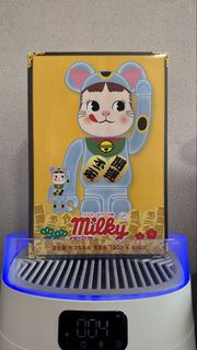 不二家Milky牛奶妹招財貓 BEARBRICK 100% & 400% 青蓄光 藍色夜光