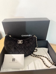 Chanel 黑色天鵝絨半月包