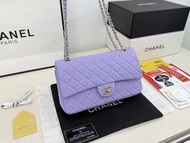 香奈兒Chanel cf羊皮紋鏈條包 Chanel cf 從誕生之日，就成為了經典，並且幾十年都經久不衰，也印證了那句話："流向易逝，風格永存"背面也全部都是飽滿的鑽石萎格 而且還有貼合的彎彎的口袋 