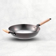 La gourmet Nitrigan 30cm Cast Iron Stirfry Wok with Long Wooden Handle