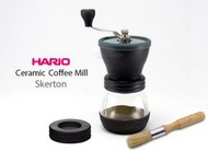 【日本 Hario 陶瓷刀盤 手搖磨豆機 +毛刷 】MSCS-2TB 2013 新款 附防跳豆矽膠蓋！可當儲粉罐！