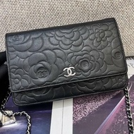 Chanel香奈兒黑銀牛皮山茶花woc鏈條單肩包