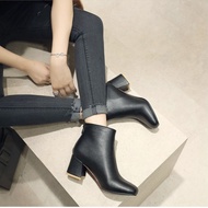 Giày boot trắng cổ ngắn ĐƠN GIẢN  gót vuông mũi vuông cao 6cm 2 màu ĐEN/ TRẮNG THỜI THƯỢNG GBN35