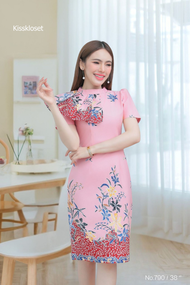 ชุดเดรสผ้าปาเต๊ะอินโด พิมลาย แต่งระบายที่คอ ทรงสอบ งานอัดกาวทั้งชุด ทุกชิ้น ซิปซ่อนด้านหลัง (S-2XL) 