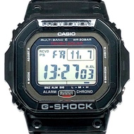 卡西歐 G-SHOCK GW-S5600-1 RM 系列電波太陽能手錶，配備 Tough Solar 太陽能動力系統、六局電波接收功能、黑色鏤空錶圈和碳纖維錶帶。 2010 年 6 月發布。可在 Mi
