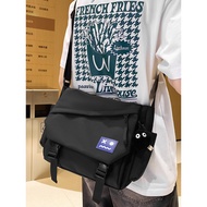 Champion Messenger Bag 7OH9, 斜挎包男, 邮差包女, Trendy Unisex Shoulder Bag for Students, Commuting, Casual 