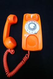 早期橘色撥盤電話