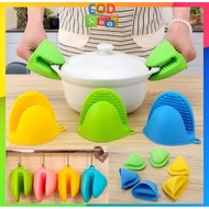 A pair of silicone pan jampels heat-resistant silicone clamps