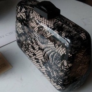 快閃價，幾乎一折～真品JIMMY CHOO (傑米周)蕾絲花紋硬殼手拿包/ 宴會包/ 晚宴包~可放折疊機