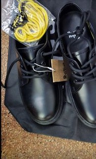 Dr Martens 返學黑皮鞋 黑色線