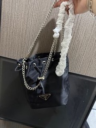 Prada 黑色尼龍水桶包