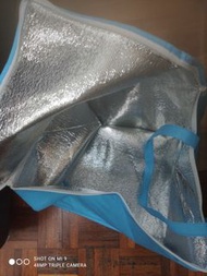 保溫袋（或稱保冷袋)亮銀色的鋁箔蒸鍍膜襯裡
