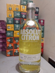 $120/支，$300/3支。Absolut Citron 絕對檸檬味伏特加。 
這是一種檸檬風味的伏特加。
酒精濃度為40%。
使用瑞典冬小麥和純淨水製成。
口感滑順，帶有新鮮檸檬、酸橙和檸檬皮的果