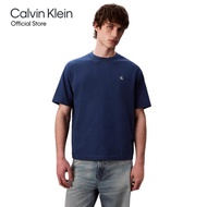 CALVIN KLEIN เสื้อยืดคอกลมแขนสั้นผู้ชาย ทรง Relaxed รุ่น 40HM229 C3I-สีกรม