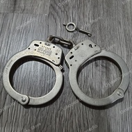 Borgol / handcuffs Polisi Amerika, asli buatan Smith & Wesson.