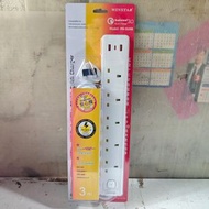 PN-5USB 五位安全電源插座拖板 具備2 個 USB-A 及 1 個 Type-C 接口