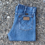 W14/30 Second-Hand Wrangler Jeans Model 13MWZ Actual Waist Measurement 30" Total Length 41" Leg Ends