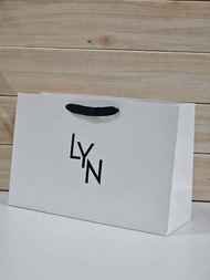 ถุงกระดาษ LYN ถุงกระดาษใบใหญ่ และ ถุงขนาด มินิ  ถุงของขวัญ สำหรับกระเป๋า LYN มอบเป็นของขวัญ ในทุกโอกาส สินค้าพร้อมส่ง