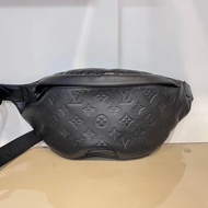 LV黑牛皮壓紋Discovery PM黑釦胸腰包