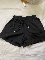 黑色休閑短褲