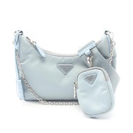 [มือสอง] กระเป๋าสะพายไหล่ Prada รุ่น Re-Edition 2005 รหัส 1BH204 สีฟ้าอ่อน ทำจากไนลอนและหนัง Saffian