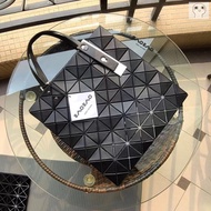 จัดส่งภายใน 2 วัน จัดส่งที่รวดเร็ว แท้  % Bao Bao Issey Miyake Lucent 6x6 บล็อคกระเป๋า Miss Bag Fashion กระเป๋าสะพายข้า สีดำด้าน One