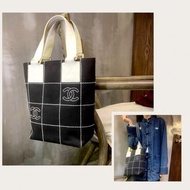 Chanel Vintage Black Canvas Handbag With Quilted CC Logo  香奈兒黑色帆布冰格CC手提包