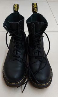 Dr Martens 黑色軟皮8孔高筒 Boot