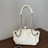 CHANEL 香奈兒 Vintage Kiss Lock 奶白皮小元寶包