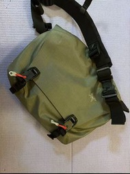 Arcteryx不死鳥 GRANVILLE35L 10 防風雨多用途翻蓋開合信差包單肩斜背包戶外包 尼龍灰白色 男款