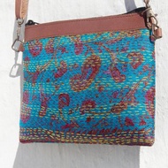 情人節禮物 限量一件 手縫紗麗布側背包 / 刺繡斜背包 / 刺繡肩背包 / 手縫紗麗線化妝包 / 紗麗布拼接皮革背包 - 藍色星空森林花朵+民族圖騰(中)