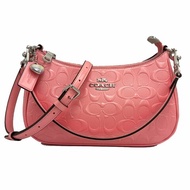 [全新]COACH 2026新款TERI漆皮肩斜背兩用彎月包(漆皮粉)