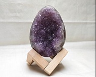 烏拉圭紅提紫小恐龍蛋紫晶洞#家居#辦公室#風水擺件(有晶花)
🎁包木座 #特＄650    
  10.5×8×7.5cm重量0.72kg
功效:水晶充電之理想工具，招正財、偏財、積累財富，開張或喬遷
