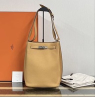 98新 HERMES/愛馬仕芝麻色銀扣so kelly 22 框R