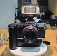 ★Olympus OM-10 全速菲林相機配1.8/50mm鏡頭，再配閃光燈及全速馬達手柄。所有操作正常。
