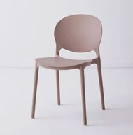 北歐時尚塑膠靠背餐椅(駝色)(尺寸:43*47*78CM)