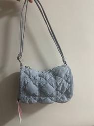 Carlyn 全新雲朵包