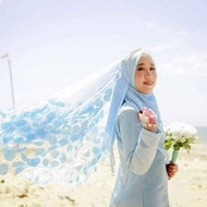 Beautiful veil hem 35 inches waist level